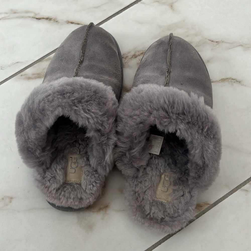 Cozy Gray Shearling-Lined Slip-On Slippers